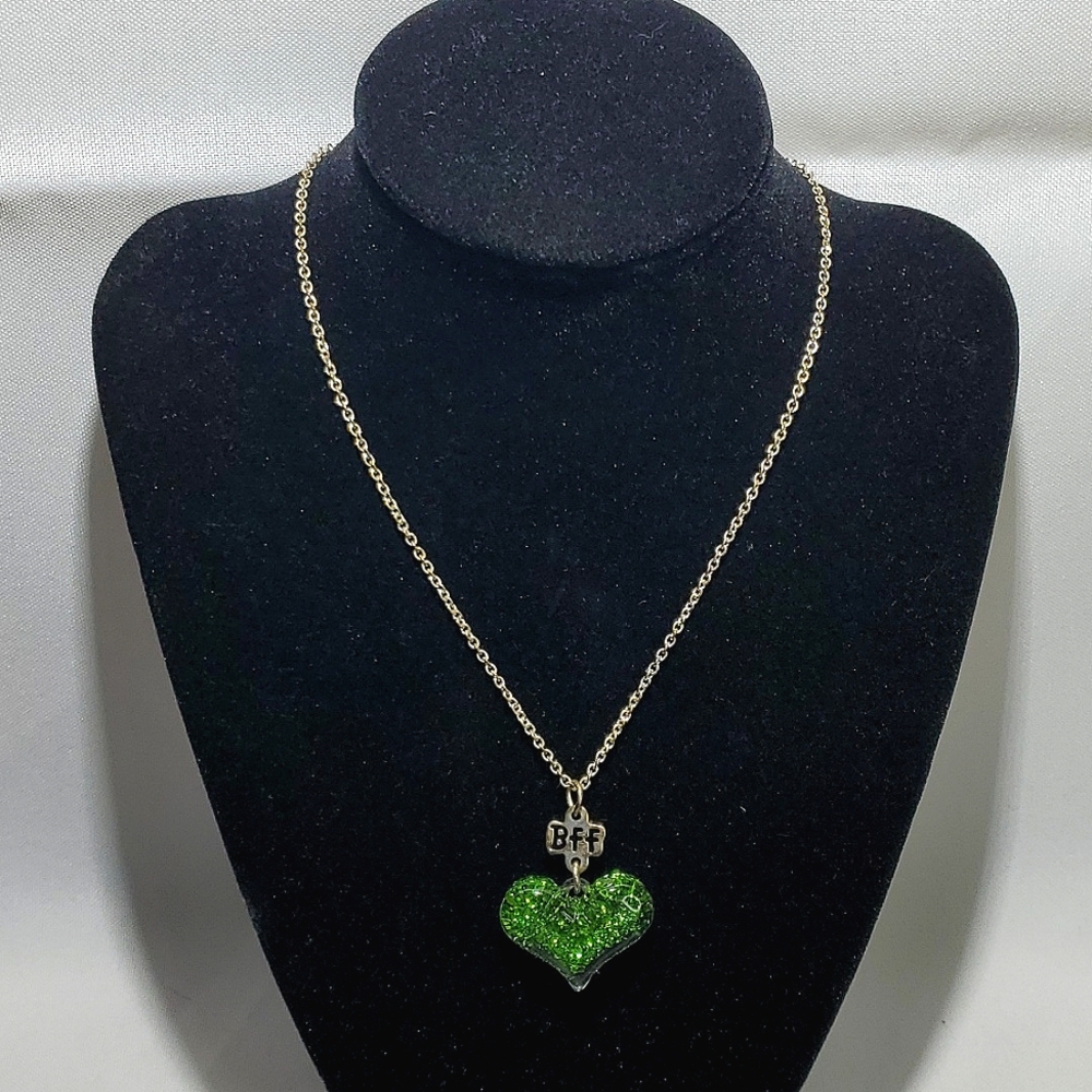 🏷5/$20🏷 Silver Coloured BFF Green Sparkle Heart Necklace (tarnished)